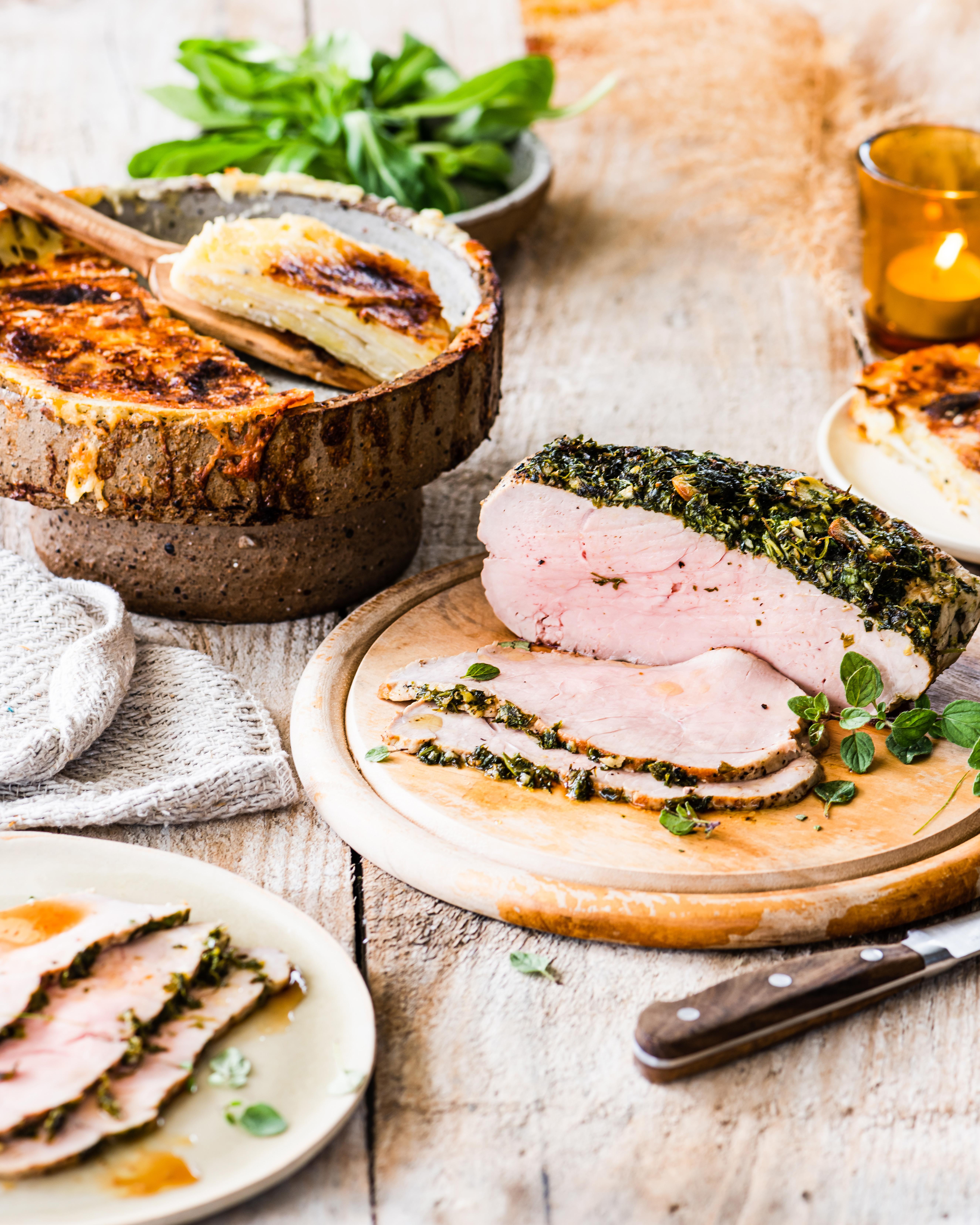 Kalfsgebraad in kruidenkorst met gratin van aardappel en koolrabi